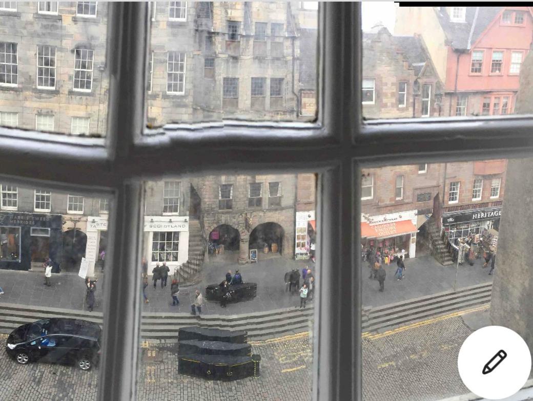 Old Town View Apartment Edinburgh Bagian luar foto