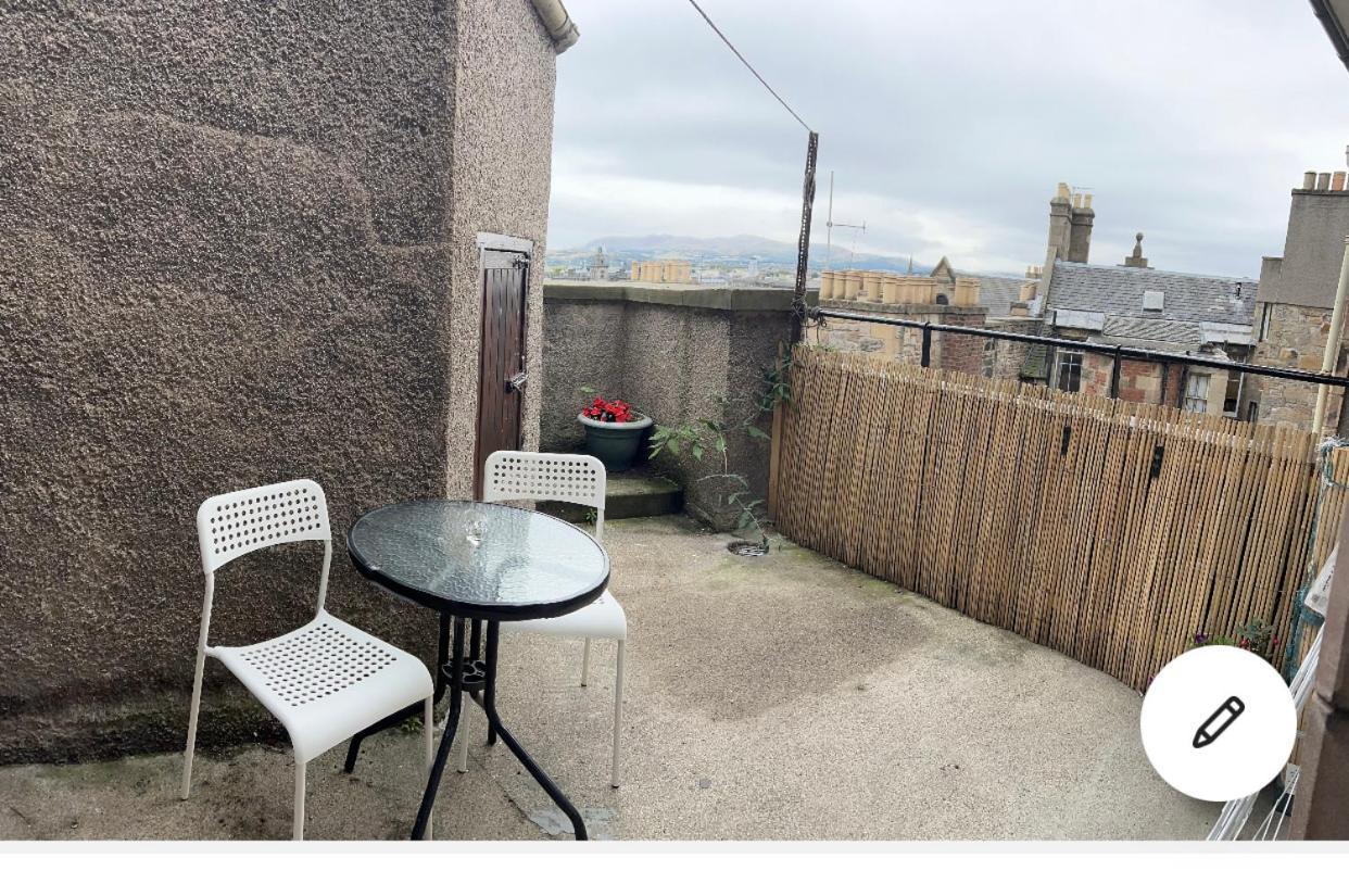 Old Town View Apartment Edinburgh Bagian luar foto