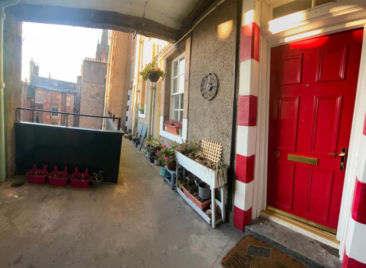 Old Town View Apartment Edinburgh Bagian luar foto