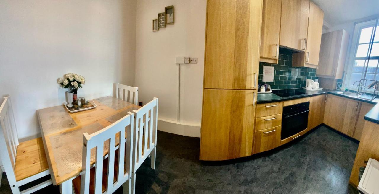 Old Town View Apartment Edinburgh Bagian luar foto
